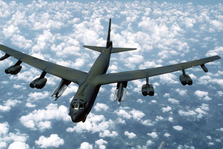 US bomber flies over artificial island claimed by China in the East Sea - ảnh 1